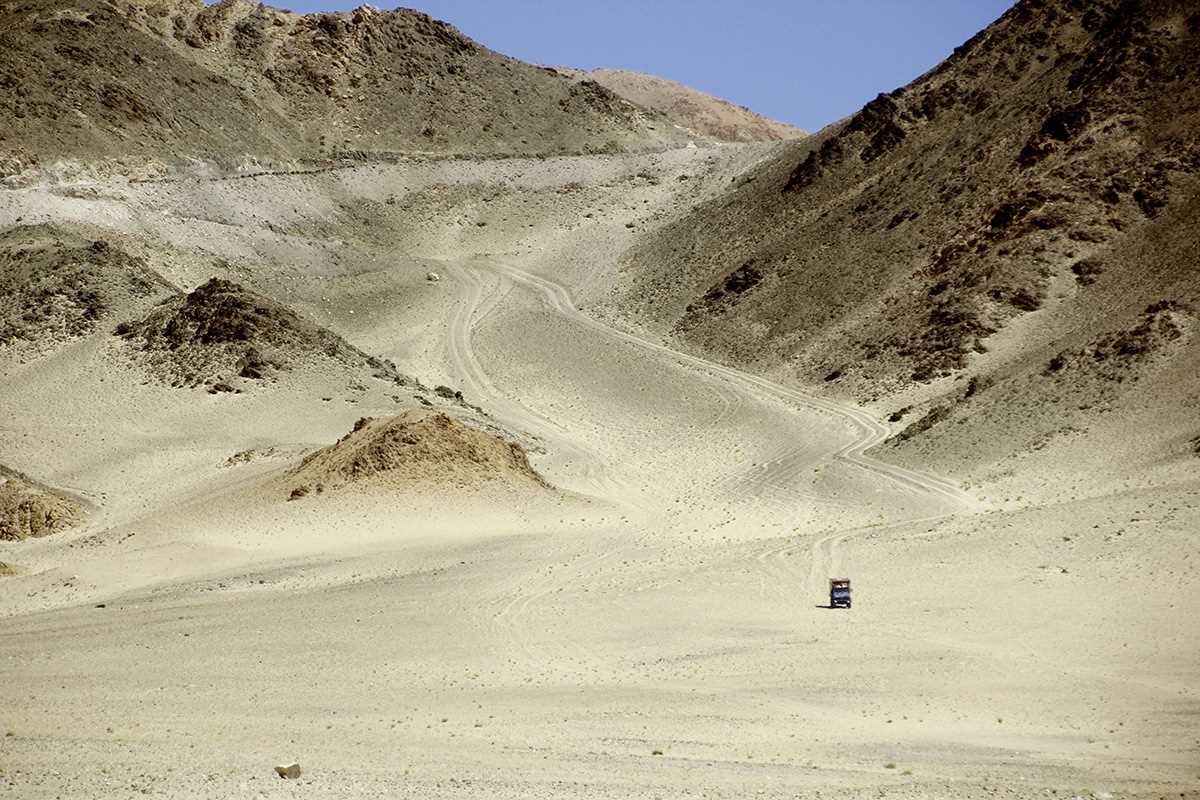 Offroad-Freude en un Sandwüste bei Leh en Ladakh.