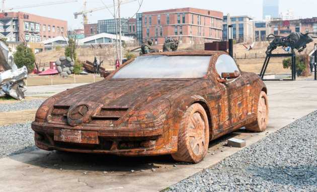Coche hecho de ladrillos, Shanghai, China - 01 Mar 2015