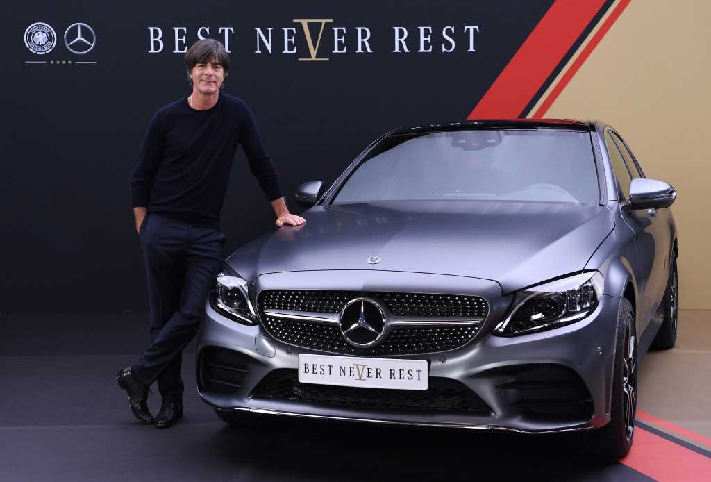 El entrenador nacional Joachim Jogi Löw (Alemania) en el Mercedes-Benz clase C.