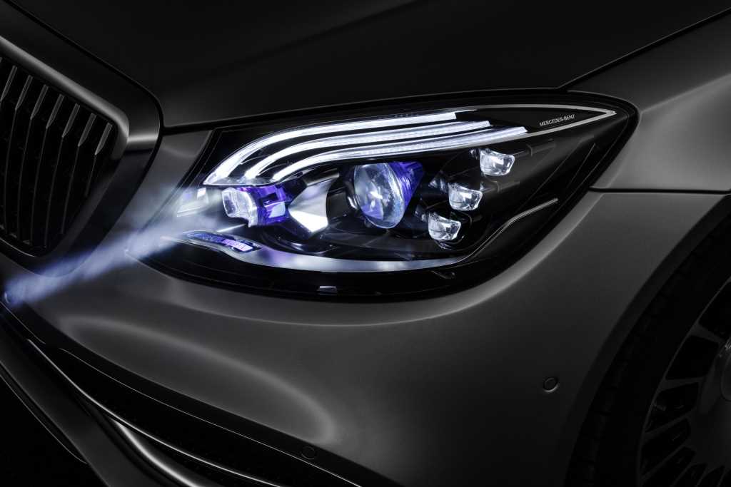 Estreno en la Mercedes-Maybach S-Klasse: LUZ DIGITAL: La luz de la plaza puede verse en la calle...