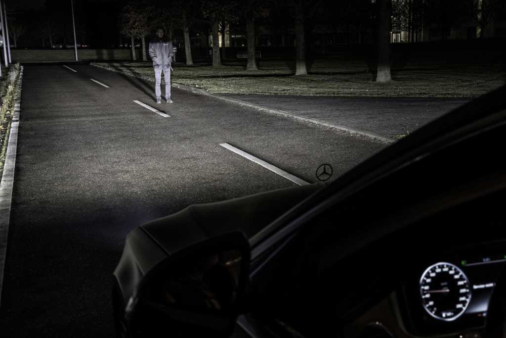 Estreno en la Mercedes-Maybach S-Klasse: LUZ DIGITAL: La luz de la plaza puede verse en la calle...